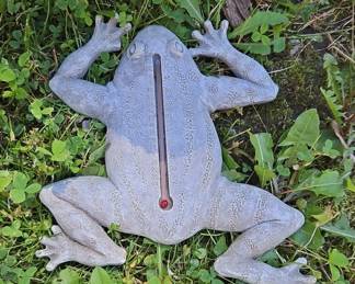 Resin Frog Thermometer Garden Decor