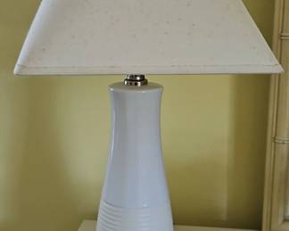 White ribbed ceramic table lamp