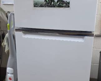 Whirlpool Top freezer refrigerator