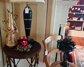 Occasional pieces and lamp