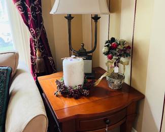 Broyhill, end table and Decor