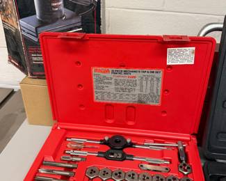 Mechanic tap and die set