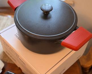 Cast iron pot