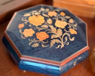 Jewelry storage box
