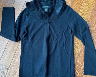 Cashmere sweater with fur collar 