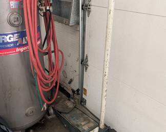 Heavy duty hydraulic floor jack