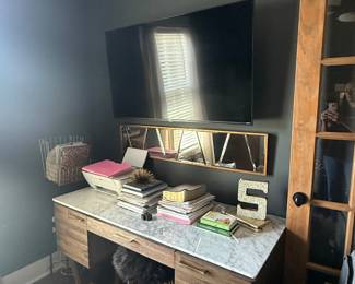 Gorgeous office desk and tv for sale