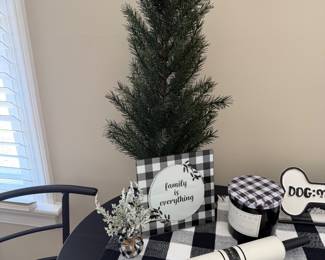 Black & white kitchen decor 