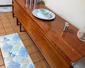Drop lead solid wood dr table 