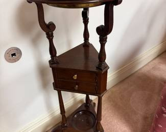 Baker plant stand