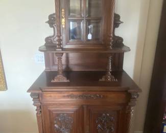 Antique hand carved buffet - 2 keys