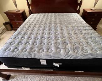 QUEEN ANNE STYLE KING SIZE POSTER BED WITH SERTA MATTRESS