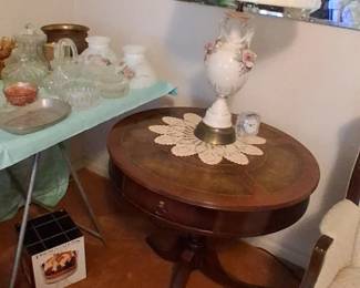 Mahogany wood three-legged side table. In mid-century table lamps