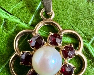 8K Pendant