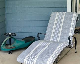 WROUGHT IRON LOUNGE CHAIR
