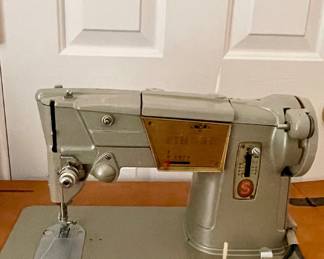 CLOSE UP OF VINTAGE SINGER SEWING MACHINE-328K MODEL