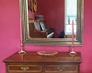 HENREDON 18TH CENTURY PORTFOLIO MAHOGANY FLIP TOP ROLLING BUFFET/BAR CABINET, GOLD & BLACK TONE DECORATOR MIRROR