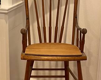 ANTIQUE WOODEN YOUTH CHAIR