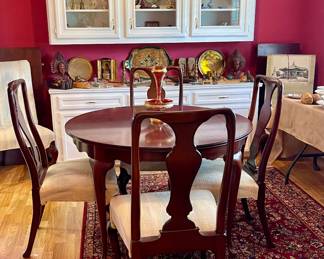 6 HICKORY MAHOGANY DINING CHAIRS WITH CABRIOLE STYLE LEGS WITH TABLE & 2 LEAVES