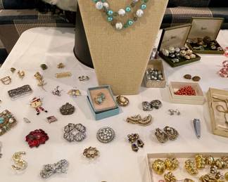 VINTAGE CLIP EARRINGS INCLUDING NAPIER, MONET, ANNE KLEIN, TRIFARI, SARAH COVENTRY, VINTAGE BROOCHES