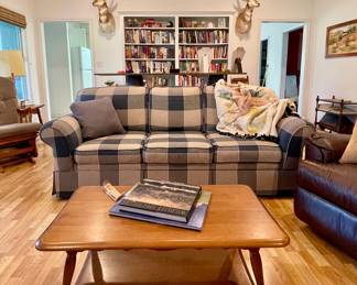 SPRAGUE & CARLTON COFFEE TABLE, ENGLAND/CORSAIR LA-Z-BOY COMPANY