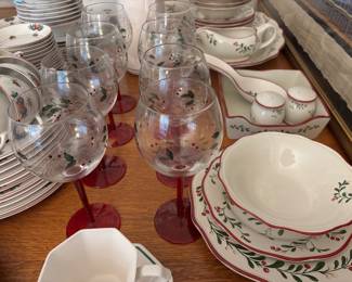 Better Homes & Garden Mistletoe 4 Place Settings w/Serving Pieces