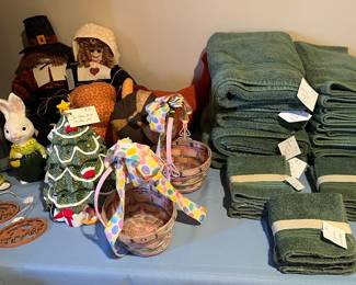 Holiday decor and bath towels in guest house