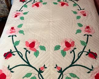 Quilt with appliqué in main house