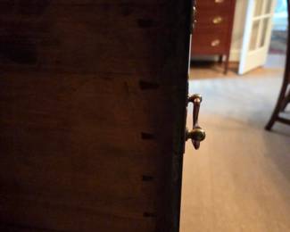 Dovetail to the sideboard