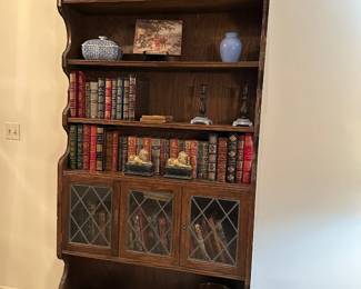 Ethan Allen Royal Charter Collection Jacobean Oak Bookcase / Etagere w/ Leaded Glass Doors