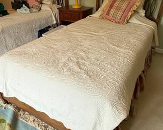 Traditional Twin Bed Frame Set