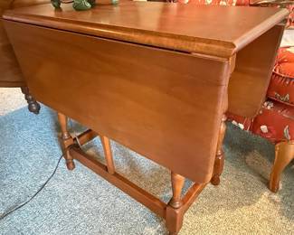 Colonial Style Maple Drop Leaf Gateleg Table
