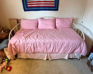 Trundle bed with pull out matress