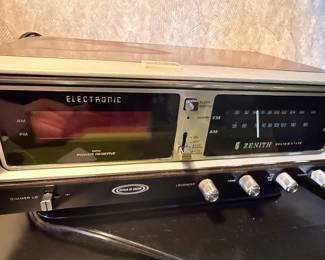 Zenith K472W Circle of Sound AM/FM Electronic Alarm Clock Radio