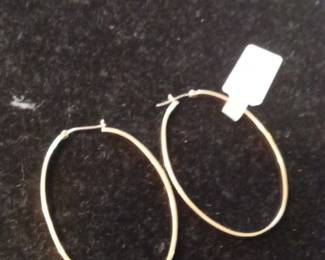 14k Yellow Gold Oval Hoop Earrings