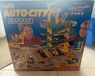 Hot wheels Auto City. Minimum bid 30.00