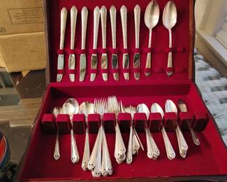 silver plated flatware set