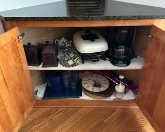 Assorted small appliances