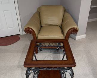 It does have glass top for the tables