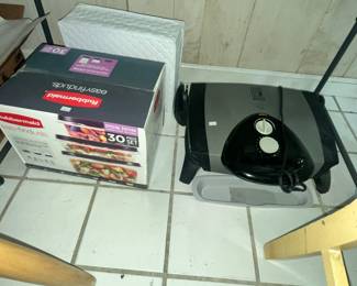 FOREMAN GRILL & 30pc RUBBERMAID SET IN BOX