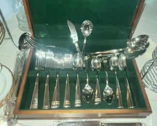 ELEGANT REED & BARTON "LONGWOOD" STAINLESS FLATWARE w/ CASE