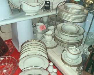 LARGE SET OF NORITAKE "SALUTATION" FINE CHINA