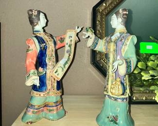 PAIR OF CHINESE PORCELAIN FIGURE