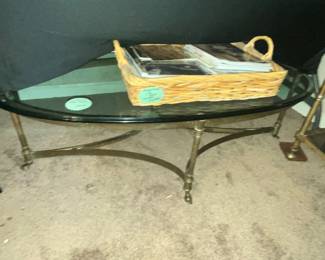 ELEGANT BRASS BASE TABLE w/ HEAVY OVAL GLASS TOP