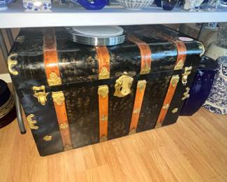 GORGEOUS VINTAGE TRUNK