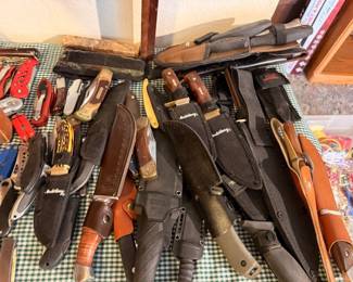 Hunting Knives in Sheaths