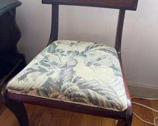 060 vintagewoodensewingtablechair