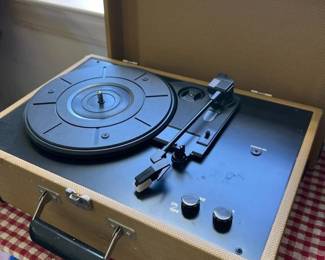 017 crosleycr49portablesuitcaseturntable