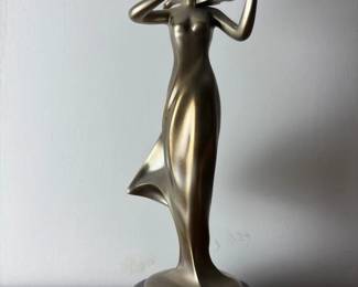 175 bronzefemaleviolinistsculptureonmar