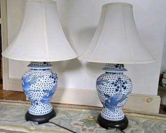 013 pairof27blueandwhiteporcelaintabl